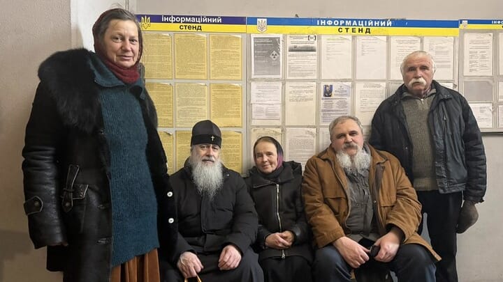 Metr.. Arseniy and faithful shortly after his release. Photo: Sviatohirsk Lavra
