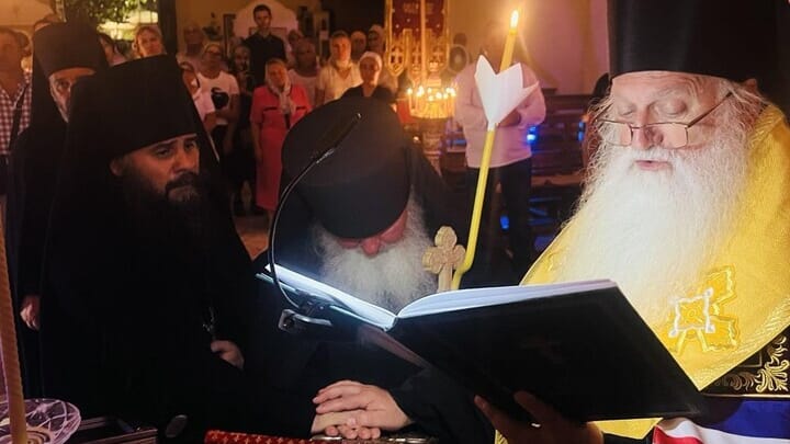 Bishop Benjamin of Boyarka performing a monastic tonsure at the UOC parish in Italy. Photo: Facebook UOC in Italy
