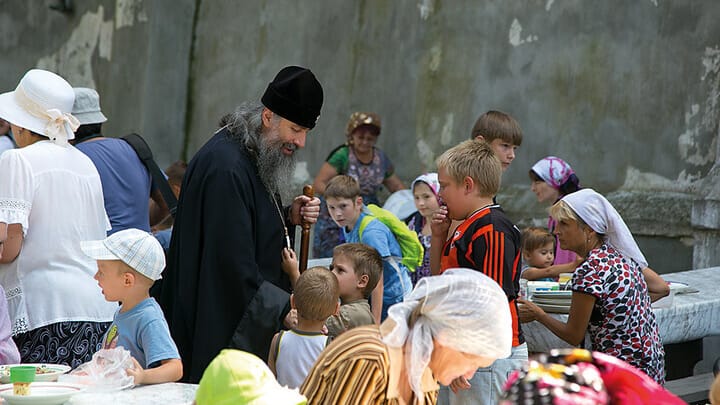 Met. Arseny among refugees at the Sviatohirsk Lavra. Photo: Lavra Press Service