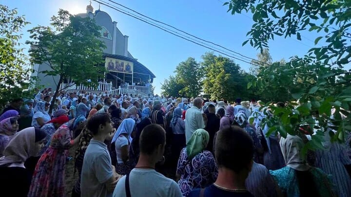 Pilgrims at the Kreschatyk Monastery. Photo: UOJ's Ukrainian branch (SPZh)