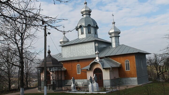 Midnight Raid: OCU Militants Attempt to Raid UOC Church, Beat Women with Pipes