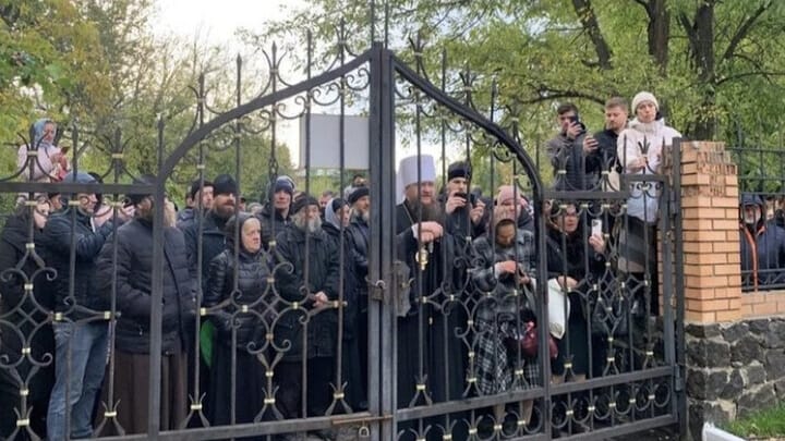 Believers of the UOC in Cherkasy near the fence of their cathedral, seized by the OCU. Photo: focus.ua