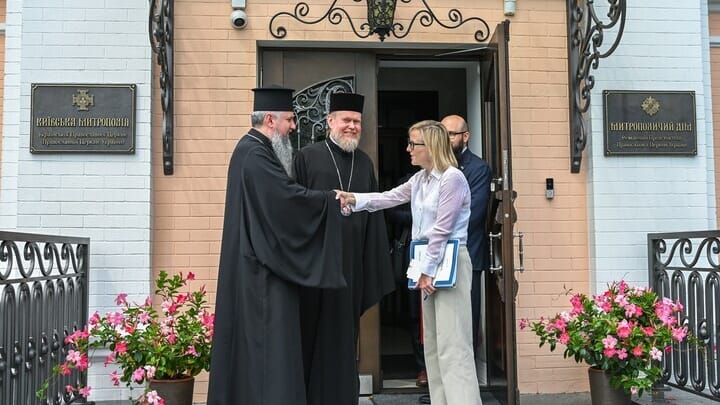 U.S. diplomat Julie Davis meets with Dumenko and Zoria. Photo: OCU