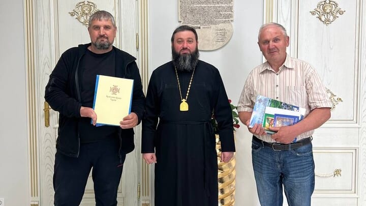Cleric Theognost with disputed representatives. Photo: pomisna-ch.info