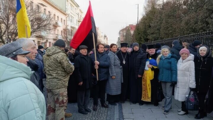 A meeting to "transfer" UOC churches in Chernivtsi. Photo: molbuk