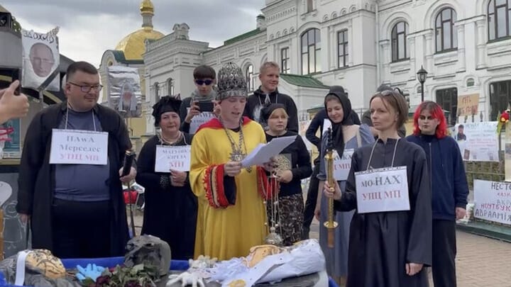 The mage Veliyar, who agitates for the OCU, conducts a “funeral service” for the UOC together with activists. Photo: UOJ