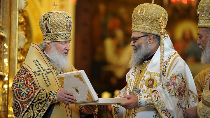 Patr. Kirill and Patr. John X exchanging gifts in 2014. Photo: antiochpatriarchate.org