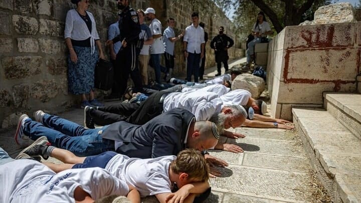Jews praying at the Temple Mount. Photo: timesofisrael.com
