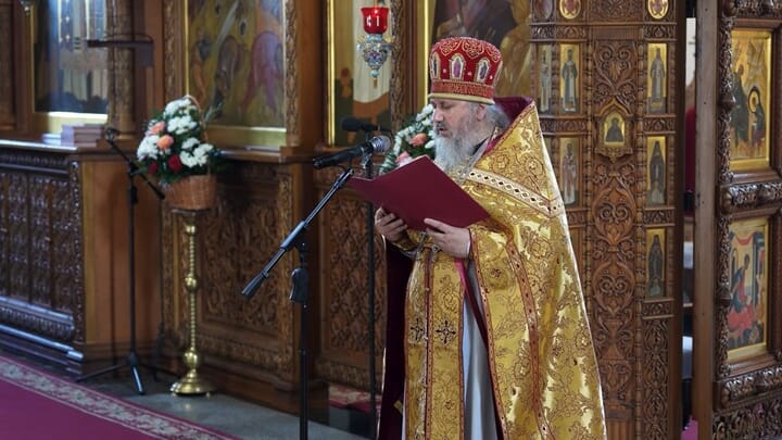 Archimandrite Theophanes of the Dormition Cathedral of the Svyatohirsk Lavra reads a letter of support from Metr. Sawa of the Polish Orthodox Church. Photo: The Svyatohirsk Lavra / YouTube
