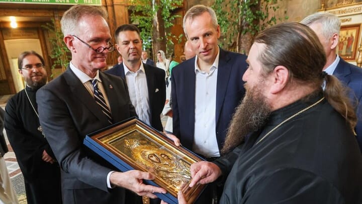 Chairman of the U.S. Commission on Fine Arts Rodney Mims Cook Jr. and Abbot of the Trinity-Sergius Hermitage Monastery, Hegumen Varlaam Pereverzev. Photo: tass.ru