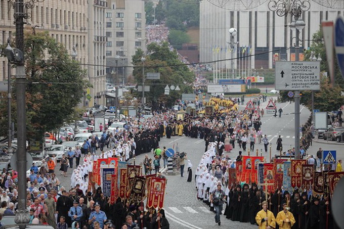 Primate of the UOC blesses believers for сommon prayer for Ukraine