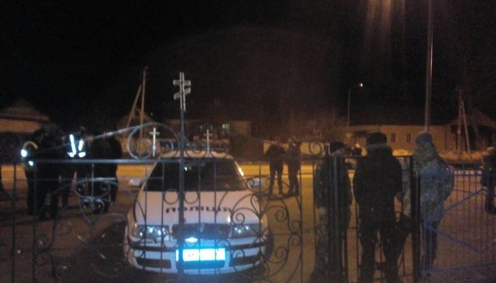 Supporters of the Kiev Patriarchate again seizured the temple. The police were inactive