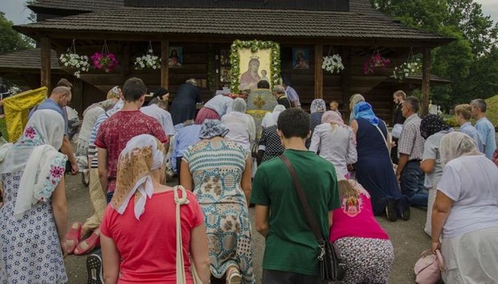 In 2017, the UOC faithful held long hours’ prayerful standings at the walls of the Annunciation Church