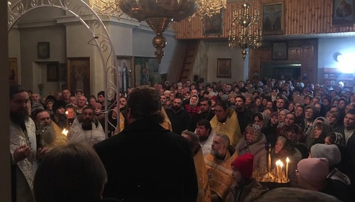 Prayerful standing in the only Orthodox temple of Baranovka gathered several hundred believers.