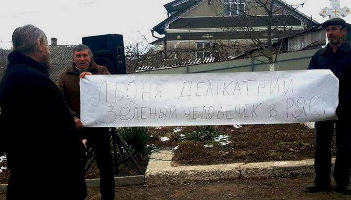 OCU supporters brought along activists with posters to the temples of the UOC religious communities