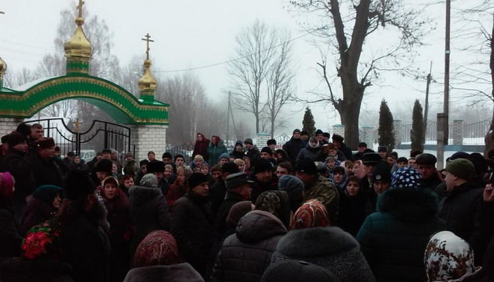 “Respect, guys” or beating of women by the UOC temple seizure in Gnezdychno