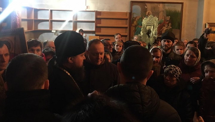 Metropolitan Nikodim with parishioners of the Church of the Nativity of the Most Holy Theotokos in  Baranovka