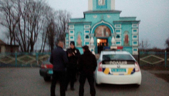 A UOC church in the village of Ptichya seized by raiders