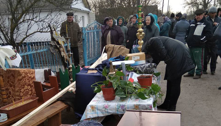 n Kurozvany, activists of the OCU took the UOC property out of the home church directly onto the road