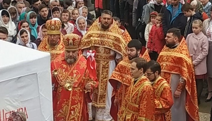 Metropolitan Simeon (Shostatsky), who was banned in service, performed the “worship” of the OCU in a tent near the UOC temple