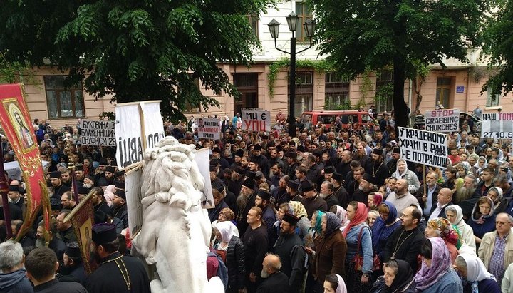 Prayer standing at the building of Chernovtsy Regional State Administration, 23/05/2019. Photo: press service of Chernovtsy-Bukovina Eparchy of the UOC