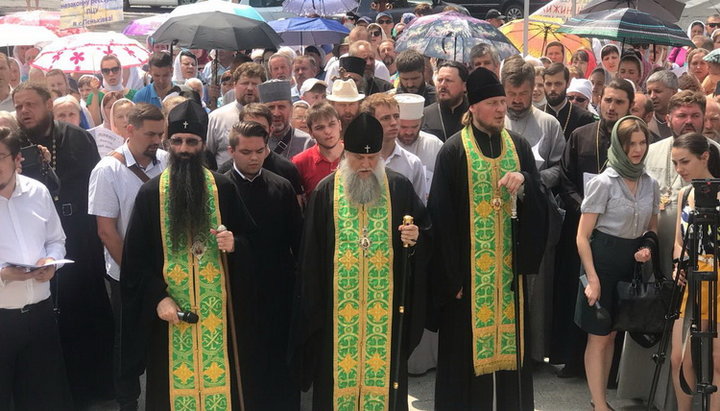 UOC believers hold another prayer standing at the walls of Vinnitsa RSA