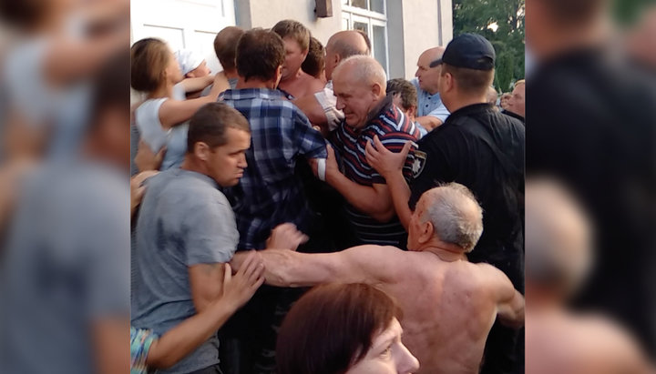 The storming of the UOC church house in the village of Postoinoye. Photo: a video screenshot