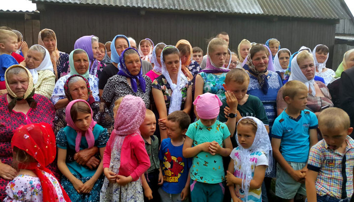 Believers of the canonical Church of vlg. Nuyno. Photo: teh site of the Volyn Eparchy of the UOC