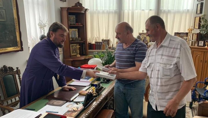 Metropolitan Alexander (Drabinko) with the "authorized representatives" of Morozovka village. Photo: Facebook