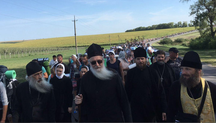 Metropolitan Sergiy, Metropolitan Theodore and Archpriest Andrei Sosiuk at the head of the procession to Pochaev Lavra. Photo: Vladimir Dikun