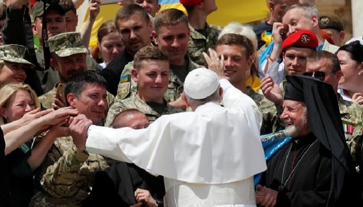 Pope Francis greets members of the Ukrainian army in the Vatican, May 2019. Photo: Reuters