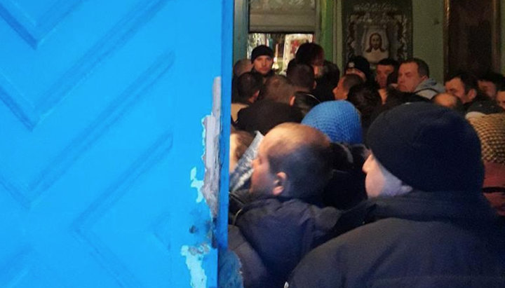 Supporters of the OCU in Riasniki seized the Holy Protection temple of the UOC. Photo: UOJ