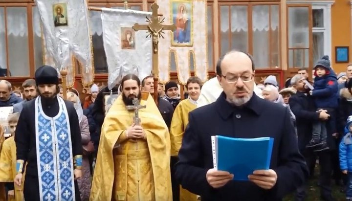 The Transfiguration Church community reading out an appeal to the President of Ukraine. Photo: YouTube