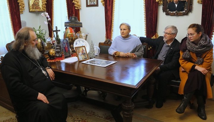 Metropolitan Pavel and representatives of the UNESCO monitoring mission. Photo: lavra.ua