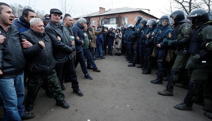 Confrontation between local residents and security forces in Novi Sanzhary. Photo: REUTERS/Valentyn Ogirenko