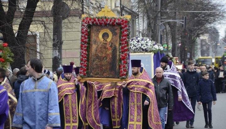 Religious procession in the city of Rivne. Photo: spzh.news