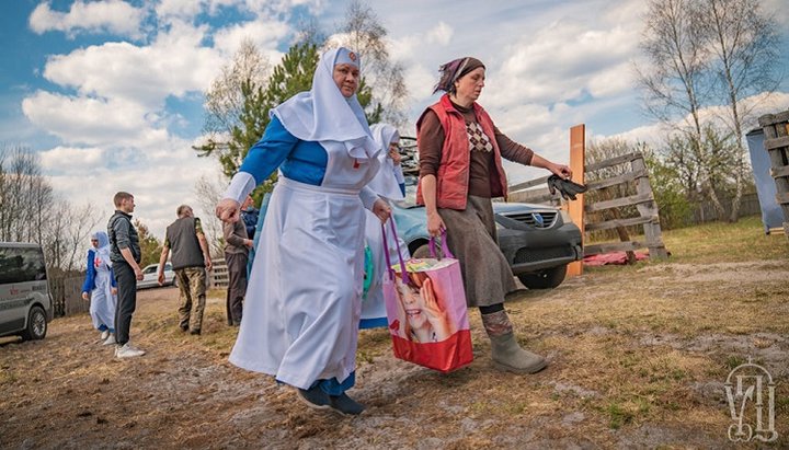 The sisters of the Sts. Martha and Mary Convent visited the village of Lichmany, Zhytomyr region. Photo: UOC Information and Education Department.