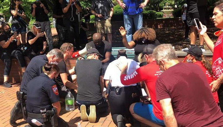 In the United States, police have washed feet of black religious pastors. Photo: strana.ua