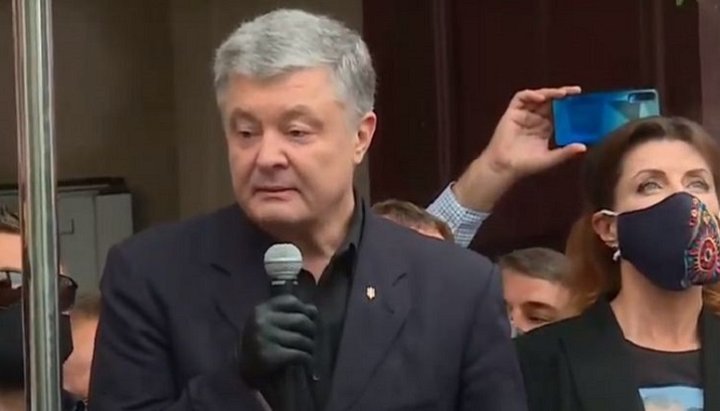 Ex-President of Ukraine Petro Poroshenko at the building of the Pechersk Court. Photo: YouTube / Radio Svoboda