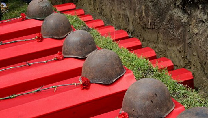 Clergy of the Boryspil Eparchy reburied soldiers of World War II. Photo: ria.ru