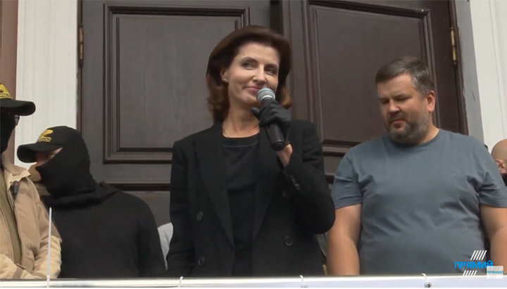 “Brothers and sisters in Poroshenko”: Ex leader’s wife turns to his backers