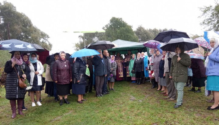 Having lost its church, the UOC community in Zabolotsi prays in the rector's yard. Photo: UOJ