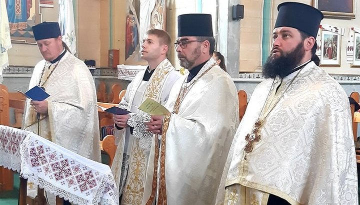 Clergy of the OCU, the UCCC and the RCC at the ecumenical prayer service. Photo: ugcc.if.ua