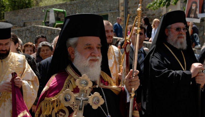 Metropolitan Nikiforos of Kykkos (center) and Archbishop Chrysostomos (far right). Photo: arxon.gr