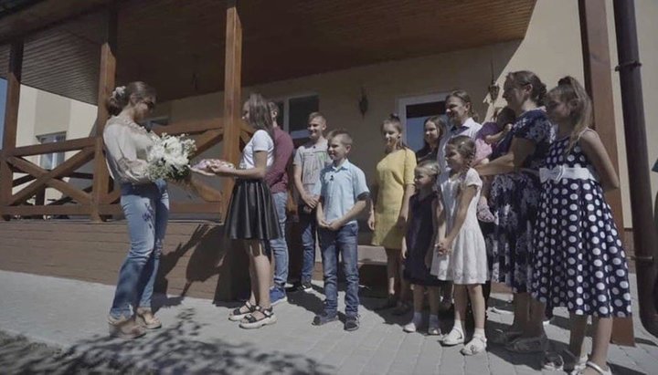 Oksana Marchenko and the Busko family. Photo: a video screenshot from the TV presenter's YouTube channel