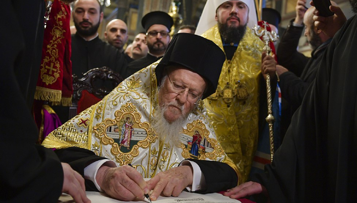 The head of the Phanar, Patriarch Bartholomew, signs the Tomos for the OCU. Photo: president.gov.ua