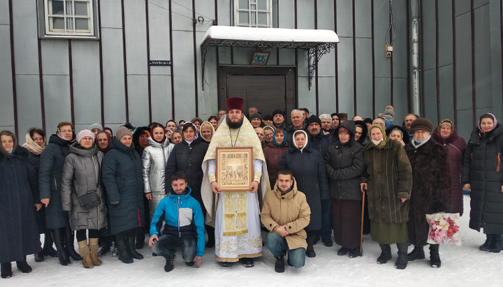 The community of the Holy Dormition Church of the UOC in Mykhalcha. Photo: facebook.com/orthobuk