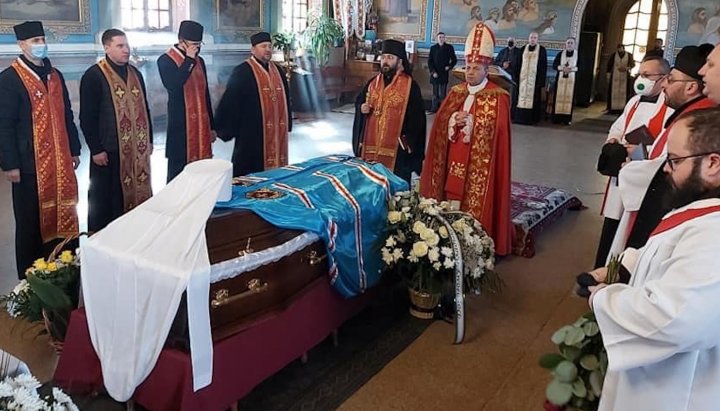 Ivan Kulik (center, left) and Leon Dubravsky (center, right) near the coffin of Makhota. Photo: facebook.com/RitmPravoslav