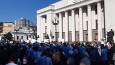 Report: Prayer standing of UOC believers near Verkhovna Rada