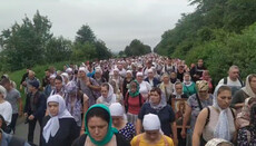 A multi-thousand procession from Chernivtsi to Khreschatyk Monastery begins